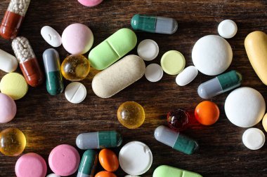 Ahşap dokulu bir arka plan üzerinde ilaçlar