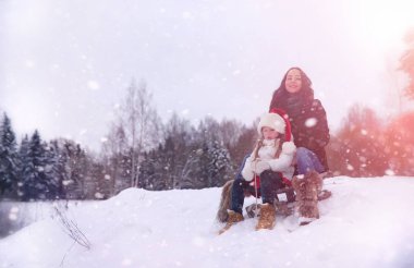 Bir kış masal, genç bir anne ve kızı bir kızak sürmek
