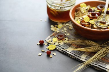 Sağlıklı kahvaltı. Süt lügatli tahıllardan Müsli.