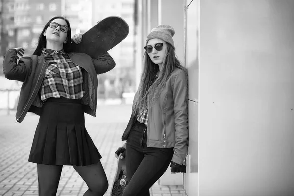 Uma jovem hipster está montando um skate. Meninas namoradas f — Fotografia de Stock