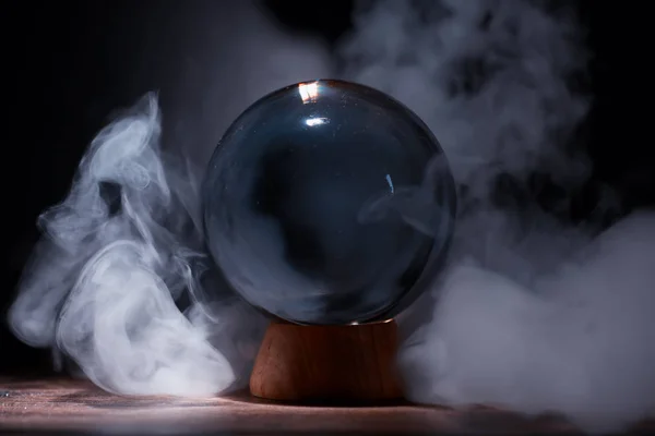 Boule de cristal pour prédire le destin. Deviner pour l'avenir . — Photo