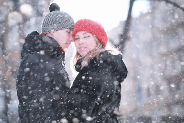 Junges Paar spaziert durch den Winter — Stockfoto