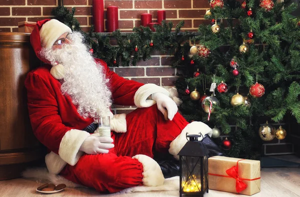 Santa Claus en traje rojo y barba blanca en el árbol de Navidad —  Fotos de Stock