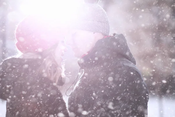 Jovem casal caminhando pelo inverno — Fotografia de Stock