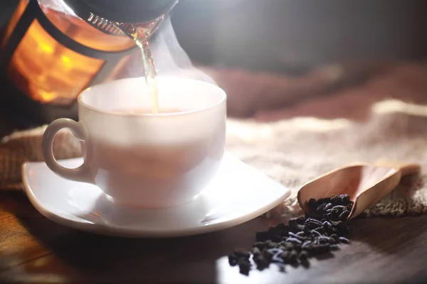 煮好的茶放在有啤酒味的餐桌上 — 图库照片