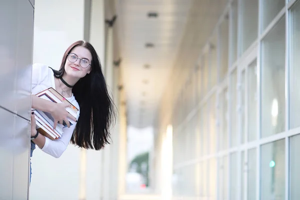 Chica estudiante en la calle con libros —  Fotos de Stock