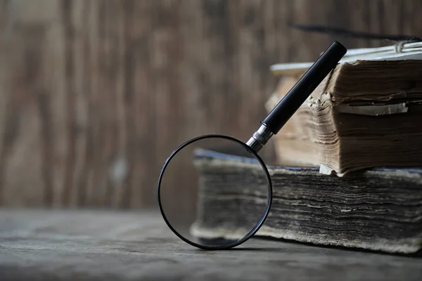 Libros Antiguos Sobre Una Mesa Madera Lupa Vidrio — Foto de Stock