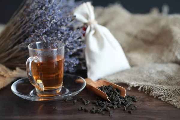 Főzött Tea Egy Tálalóasztalon Brewinnal — Stock Fotó