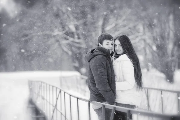 Um casal amoroso numa caminhada de inverno. Homem e mulher em um encontro no — Fotografia de Stock