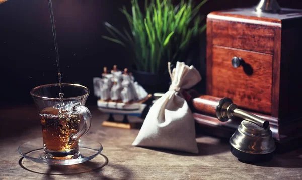 モルニンの木製のテーブルの上でお茶を醸造する — ストック写真