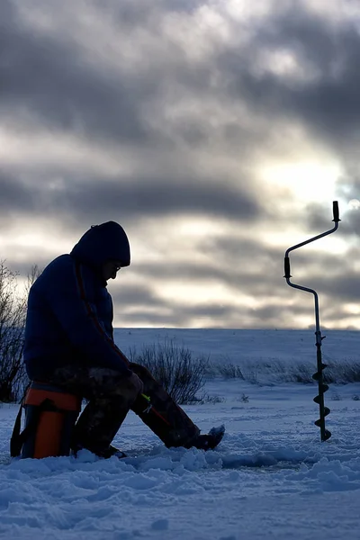 Idős férfi halászat télen a tavon — Stock Fotó