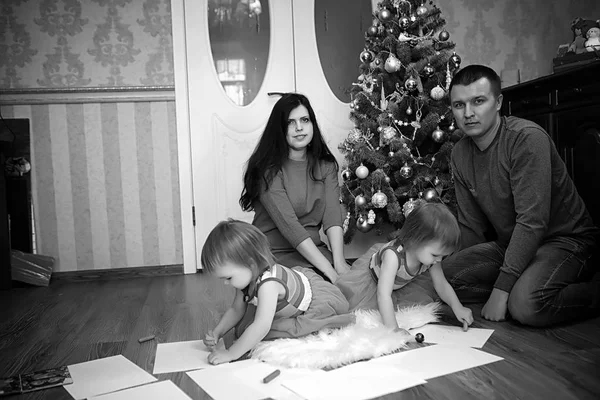 Familie mit Zwillingsmädchen — Stockfoto