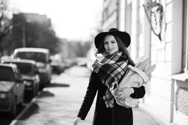 Черно-белое фото молодой девушки на прогулке — стоковое фото