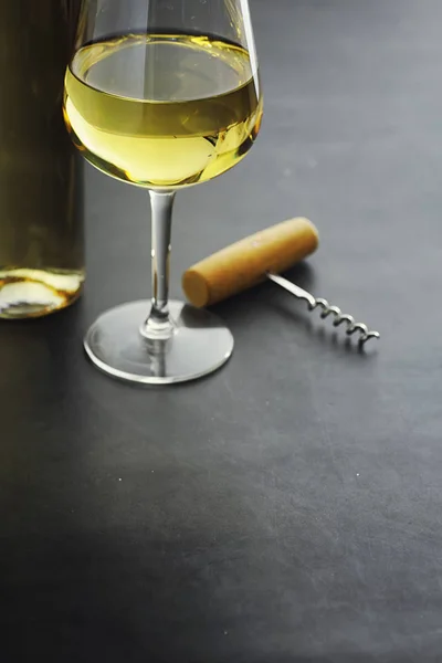 Διαφανές Μπουκάλι Λευκό Ξηρό Κρασί Στο Τραπέζι Λευκό Ποτήρι Κρασιού — Φωτογραφία Αρχείου