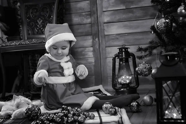 Un niño esperando a Santa Claus — Foto de Stock