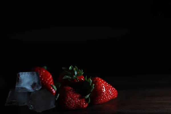 Frische reife Erdbeeren auf einem Holztisch — Stockfoto