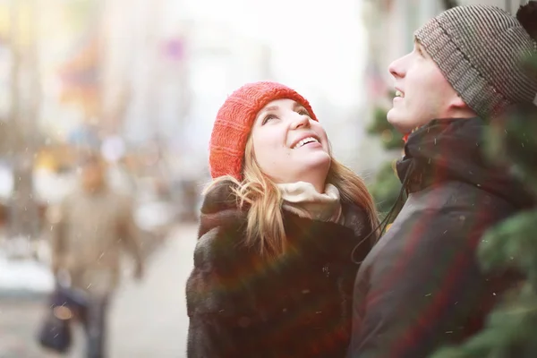 Pareja joven caminando durante el invierno — Foto de Stock