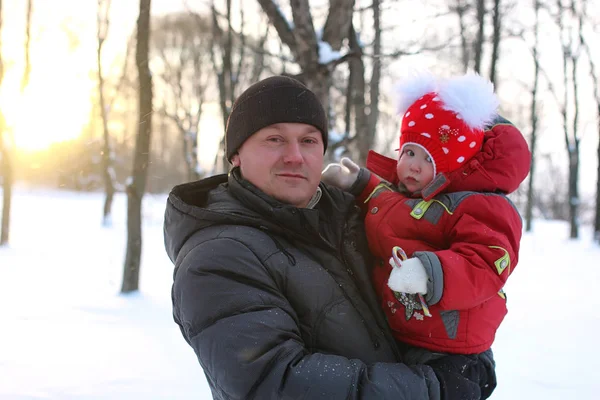 Ung familj med barn på vintern — Stockfoto