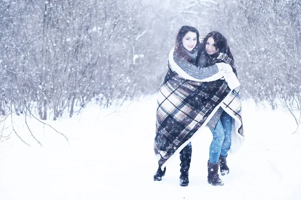 Bella ragazza in una bella neve invernale — Foto Stock