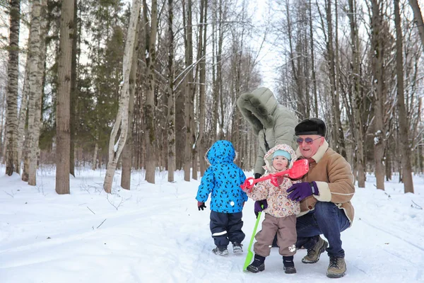 Familia con niños en el parque de invierno el fin de semana — Foto de Stock