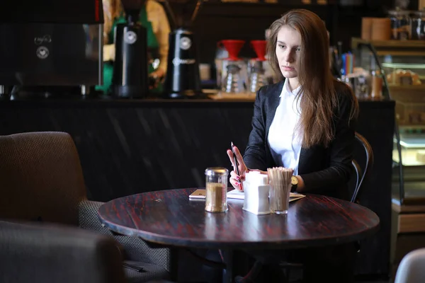 La chica en el café desayuno —  Fotos de Stock