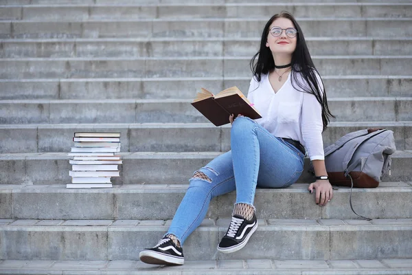 Chica estudiante en la calle con libros —  Fotos de Stock