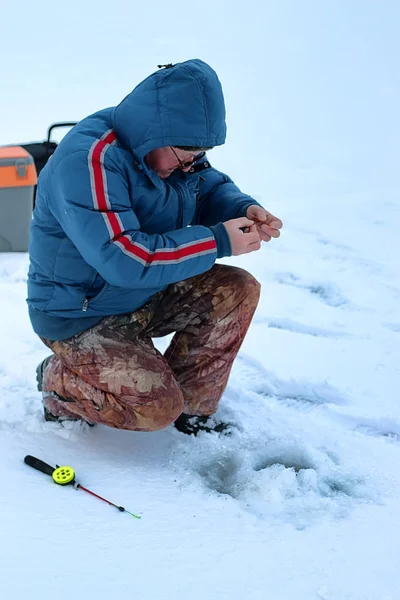 Temporada de invierno hombre viejo pesca en el lago — Foto de Stock