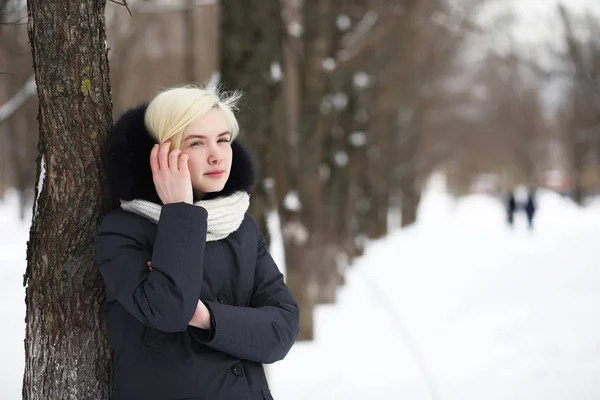 Jeune belle fille sur une promenade dans le parc d'hiver — Photo