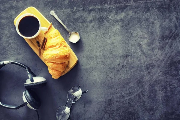 Färska Bakverk Bordet Franska Smaksatt Croissant Till Frukost — Stockfoto