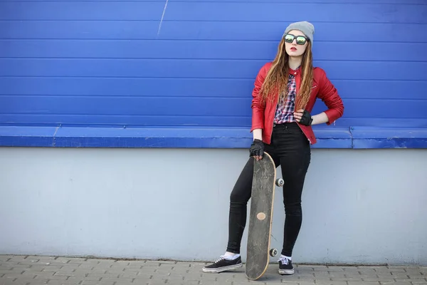 Una giovane hipster sta cavalcando uno skateboard. Ragazze amiche f — Foto Stock