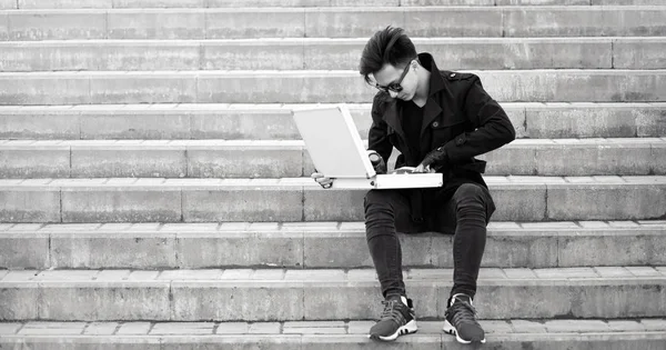 Metal bir bavulun içinde şehrin Asya adam. Asya ve gümüş ca