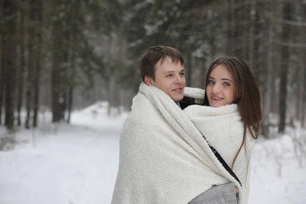 Par älskande på ett datum vinter eftermiddag i en snow blizzard — Stockfoto