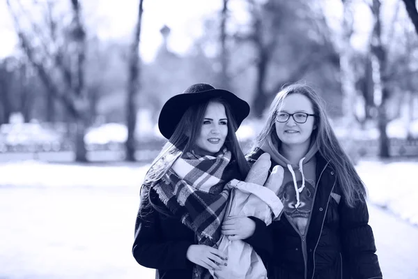 Zwart-wit foto van een jong meisje op een wandeling — Stockfoto