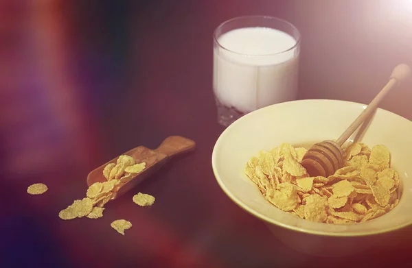 Copos de maíz en un plato. Desayuno de hojuelas con miel y mil — Foto de Stock