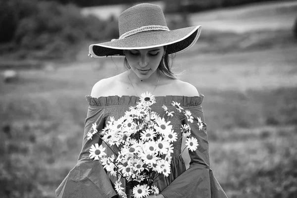 Молодая Милая Девушка Шляпе Деревенском Поле Закате — стоковое фото