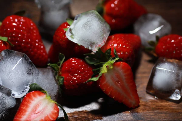 Färska mogna jordgubbar på ett träbord — Stockfoto