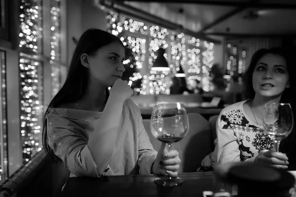 Het meisje in de avond in een café — Stockfoto