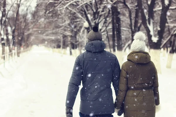 Pareja Joven Pie Parque Invierno — Foto de Stock