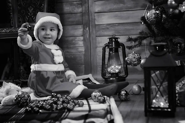 Uma criança esperando pelo Papai Noel — Fotografia de Stock