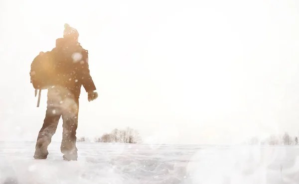 Człowiek na spacerze. Zimowy krajobraz. Turystyczna podróż zimą. — Zdjęcie stockowe
