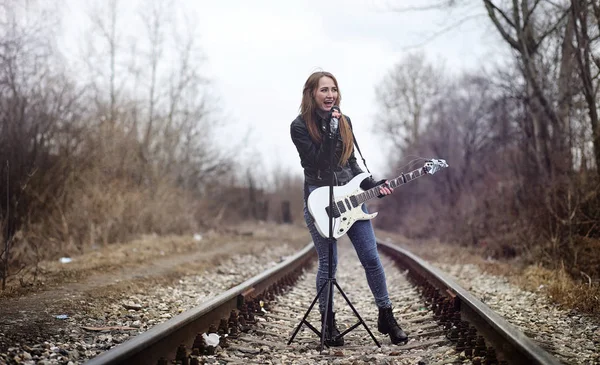 इलेक्ट्रिक गिटार के साथ सुंदर युवा लड़की घुमाव। एक रॉक संगीतकार — स्टॉक फ़ोटो, इमेज