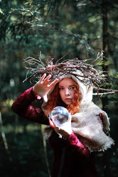 The red-haired witch holds a ritual with a crystal ball — Stock Photo, Image