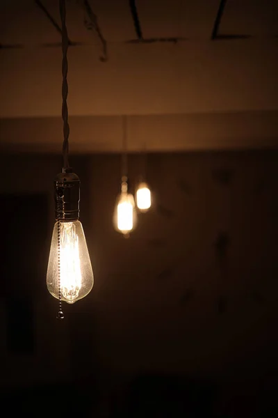 Лампы с вольфрамовой нитью. Лампочка Эдисона. Фила нити — стоковое фото