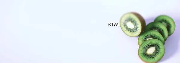 Uma Fruta Kiwi Cortada Pedaços Backgroun Branco — Fotografia de Stock