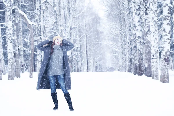 아름 다운 겨울 눈에 아름 다운 여자 — 스톡 사진