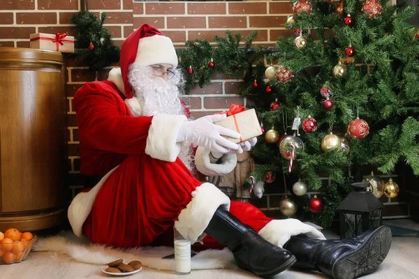 Santa Claus con regalos Árbol de Navidad —  Fotos de Stock