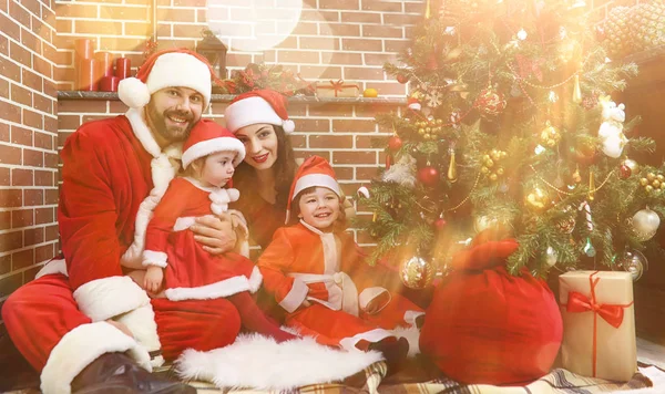 Coppia Babbo Natale con gemelli — Foto Stock
