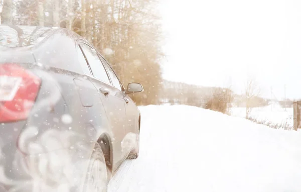 Car on a snowy winter road in fields. — Stock Photo, Image