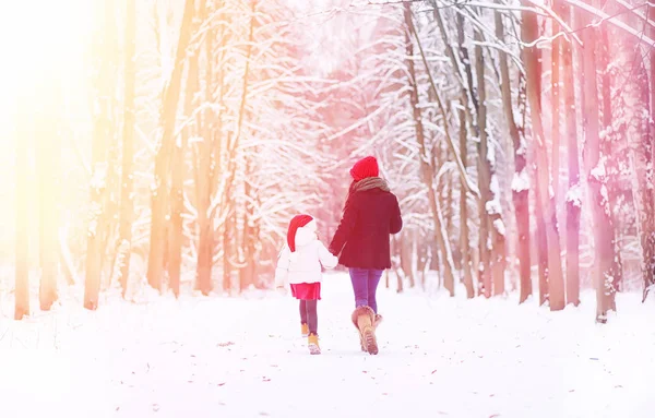 Una favola invernale, una giovane madre e sua figlia cavalcano una slitta — Foto Stock
