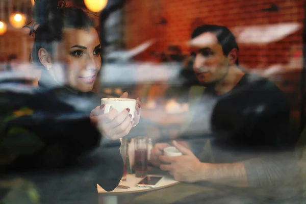 Una giovane donna in un caffè — Foto Stock